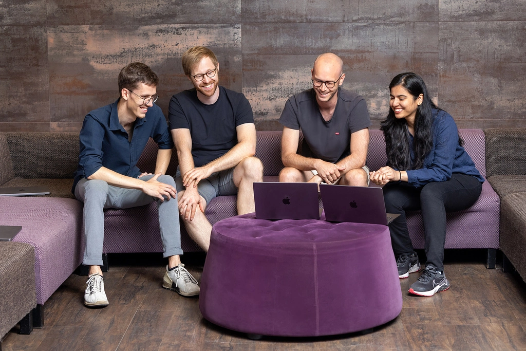 ALYF Team auf dem Sofa